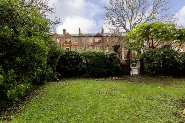 			2 Bedroom, 1 bath, 1 reception Flat			 Fairhazel Gardens, South Hampstead